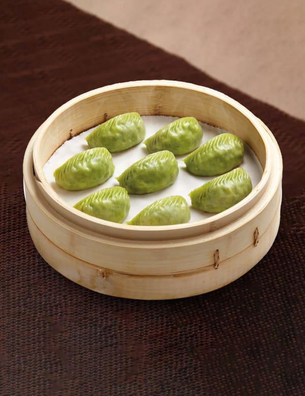 点心を包む職人の様子