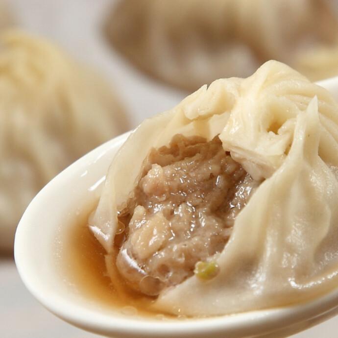 レンゲに乗せた小籠包