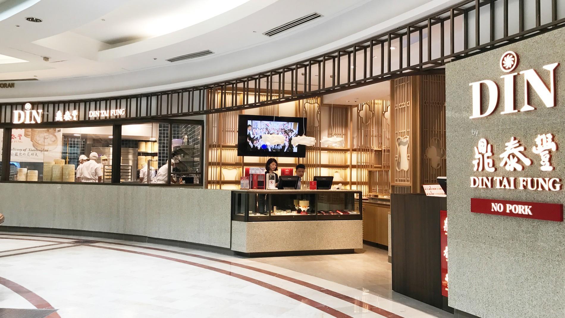 広々としたテーブル席