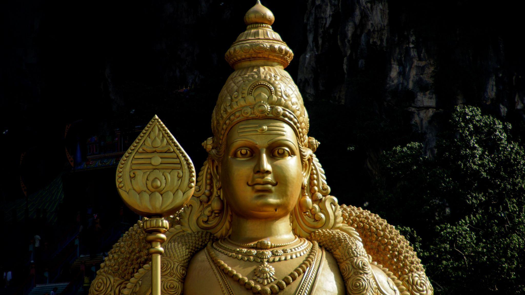 青空に映える像