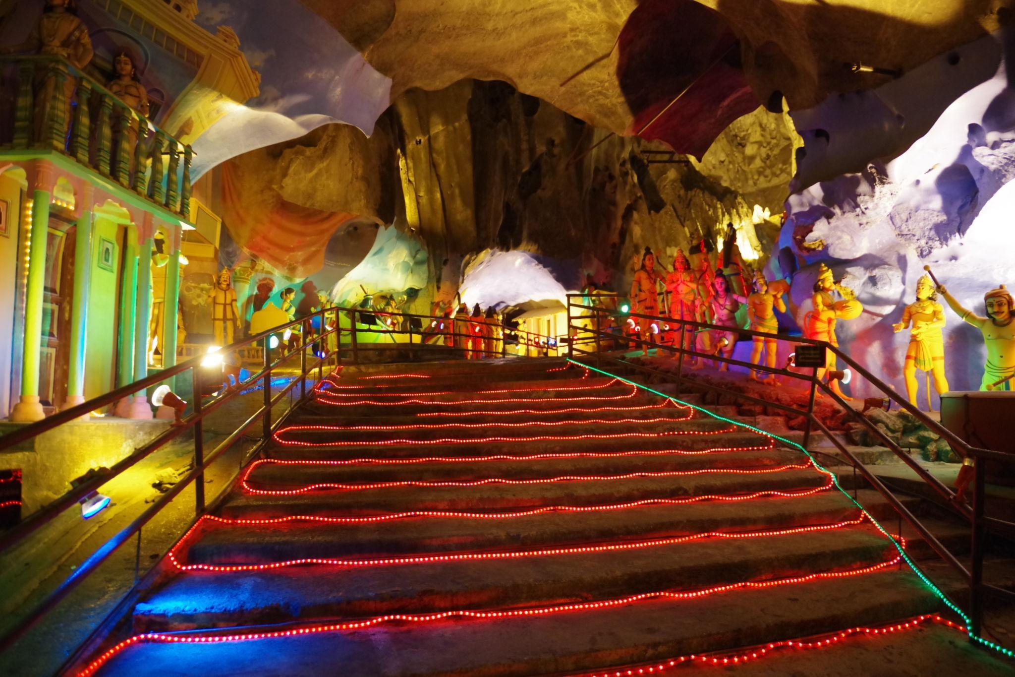 カラフルな階段を見上げる