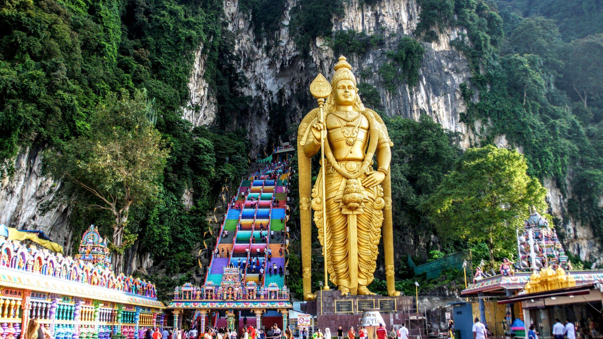 巨大なムルガン像と階段