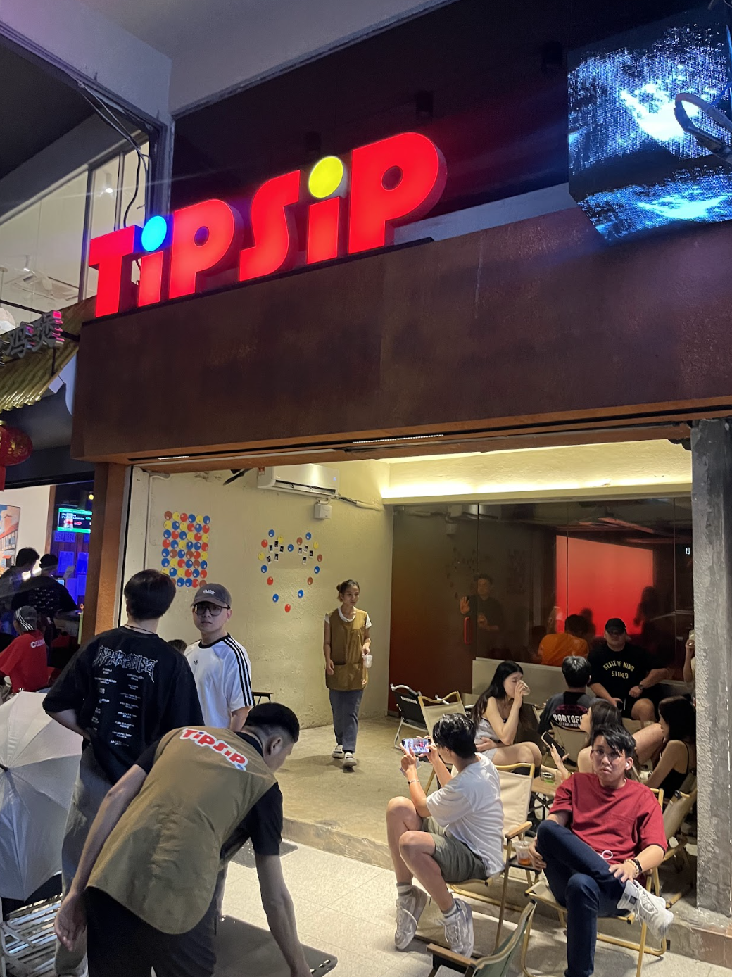 TipSip 外観と夜の雰囲気