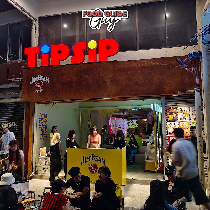 TipSipの開放的なキャンプスタイルの屋外席