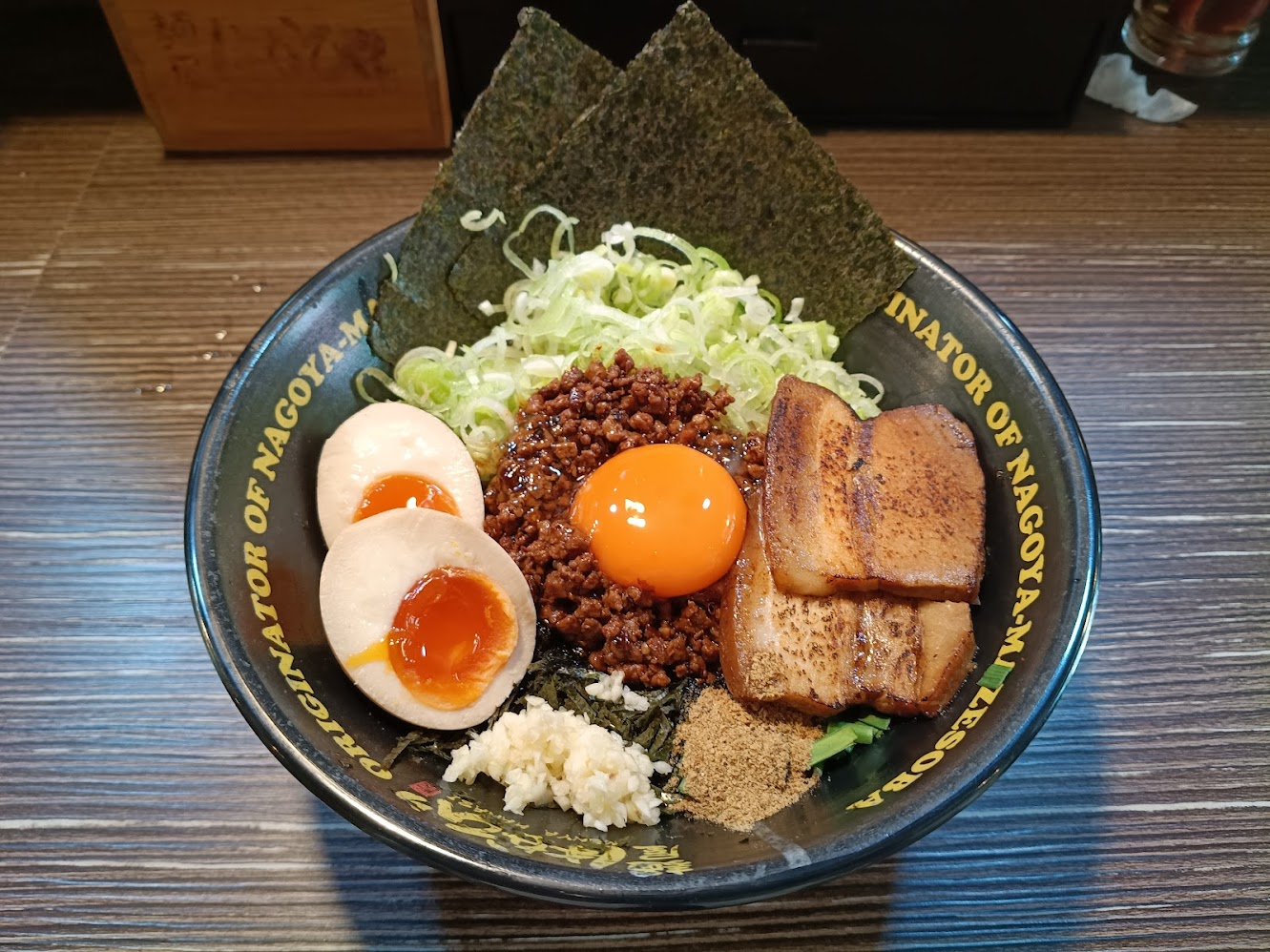 まぜそばを混ぜている様子