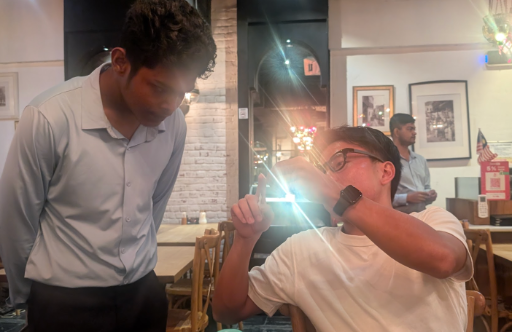 店員さんと盛り上がる様子