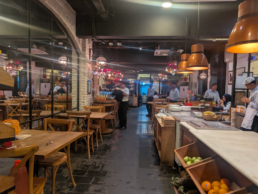 華やかなGo Tarbushの店内