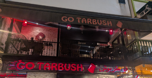 店先で回る巨大な肉の塊