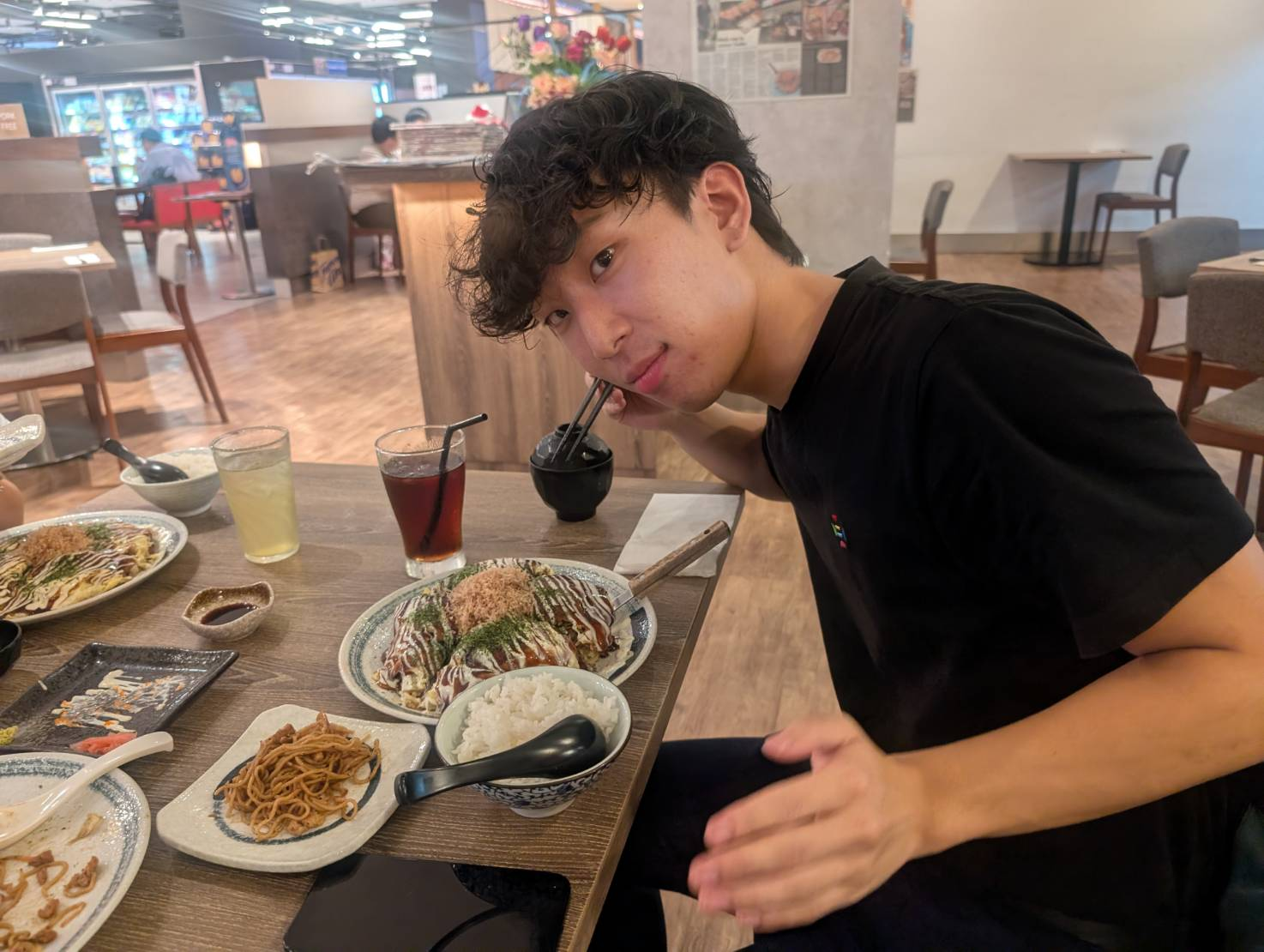 ヘラで切り分けたお好み焼き