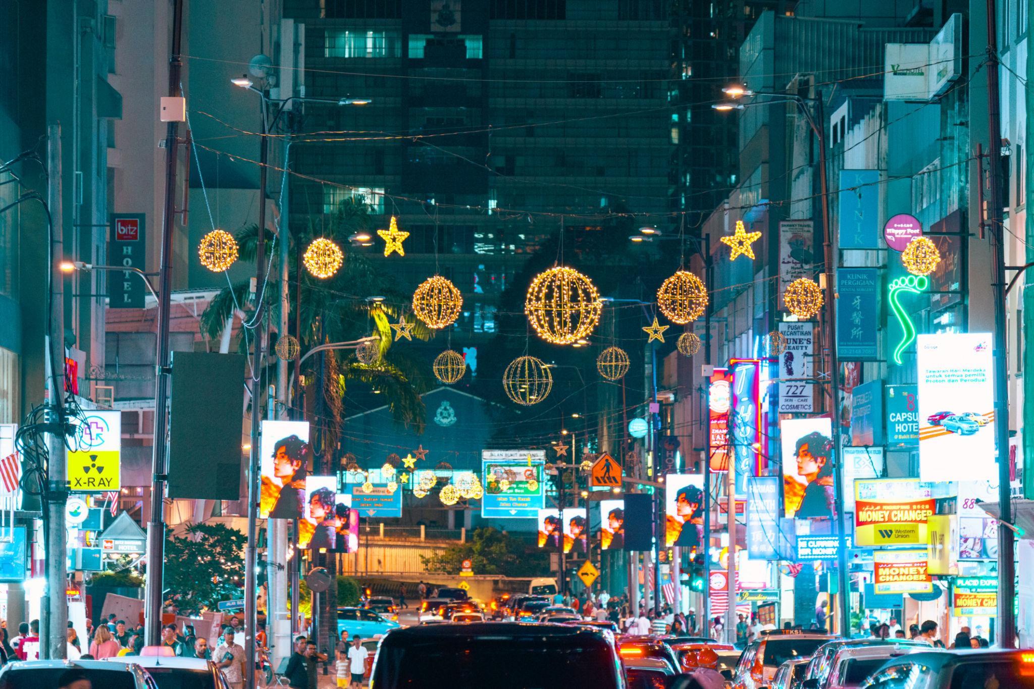 テーブルが並ぶ路上