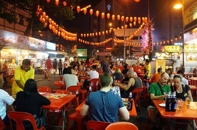 夜の屋台街の様子