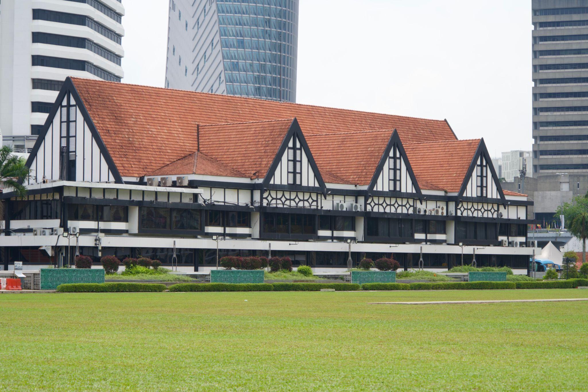 広場を歩く人々