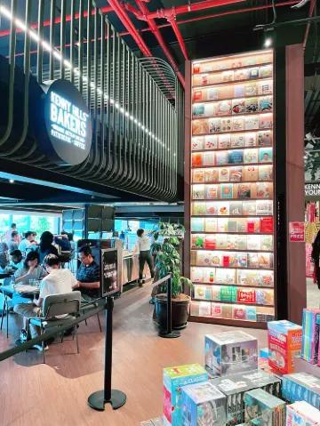 併設のカフェカウンター