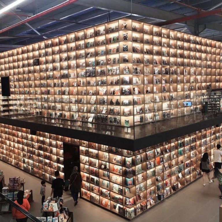 天井まで続く巨大な本棚