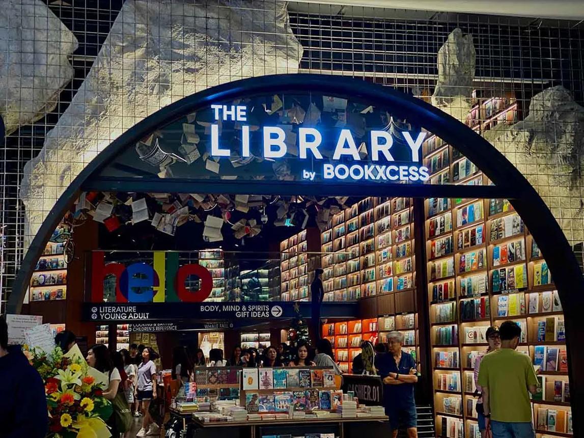 迷路のような本棚の通路