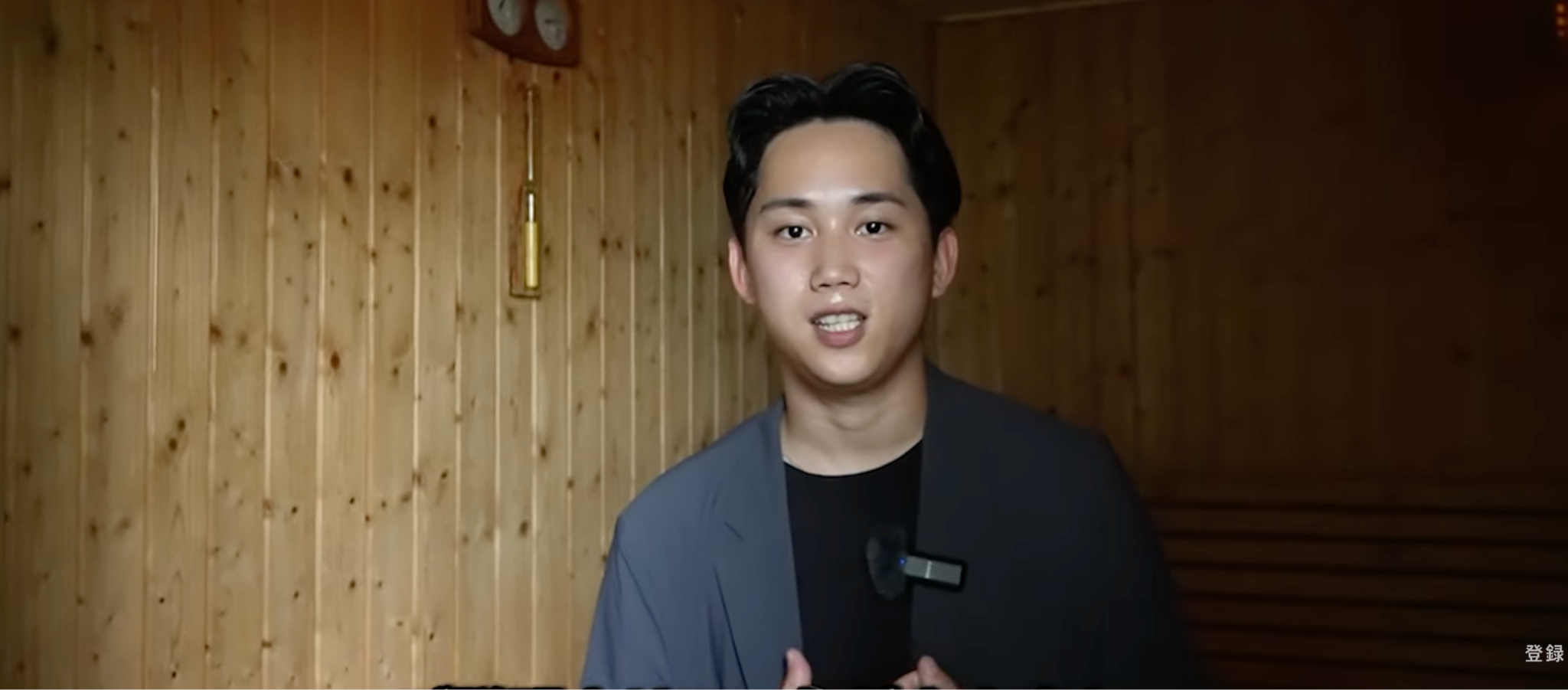 バスタブ付きのバスルームと室内