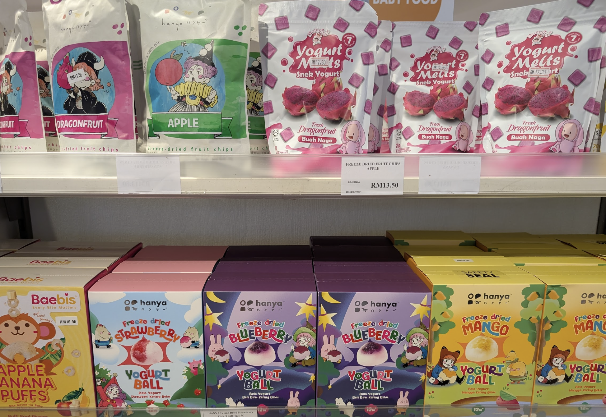 豊富なフルーツピューレの棚