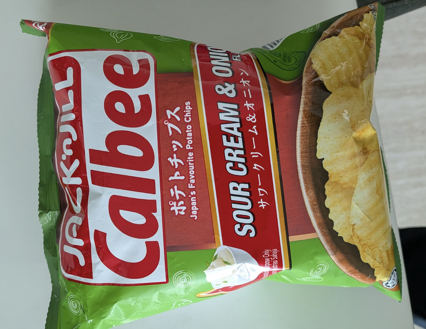 カルビー ポテトチップス サワークリーム&オニオン パッケージ
