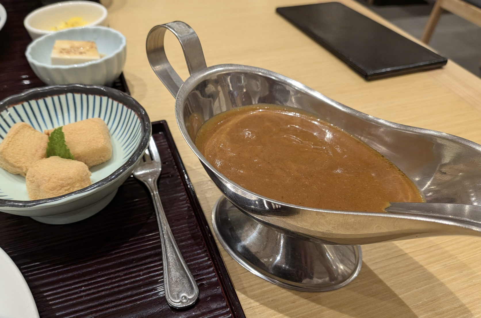 カレールーにディップするロースかつ