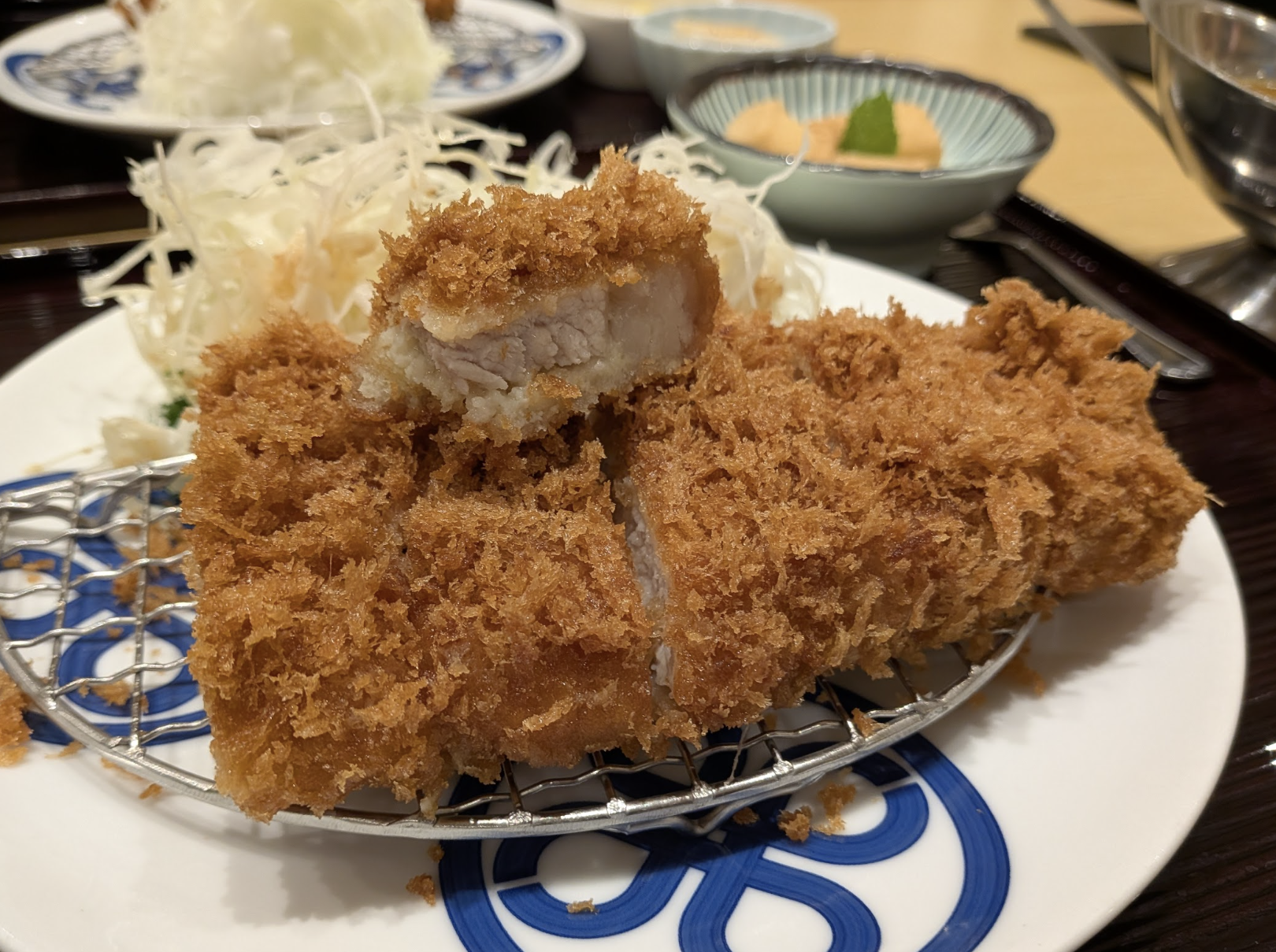箸で持ち上げたとんかつ