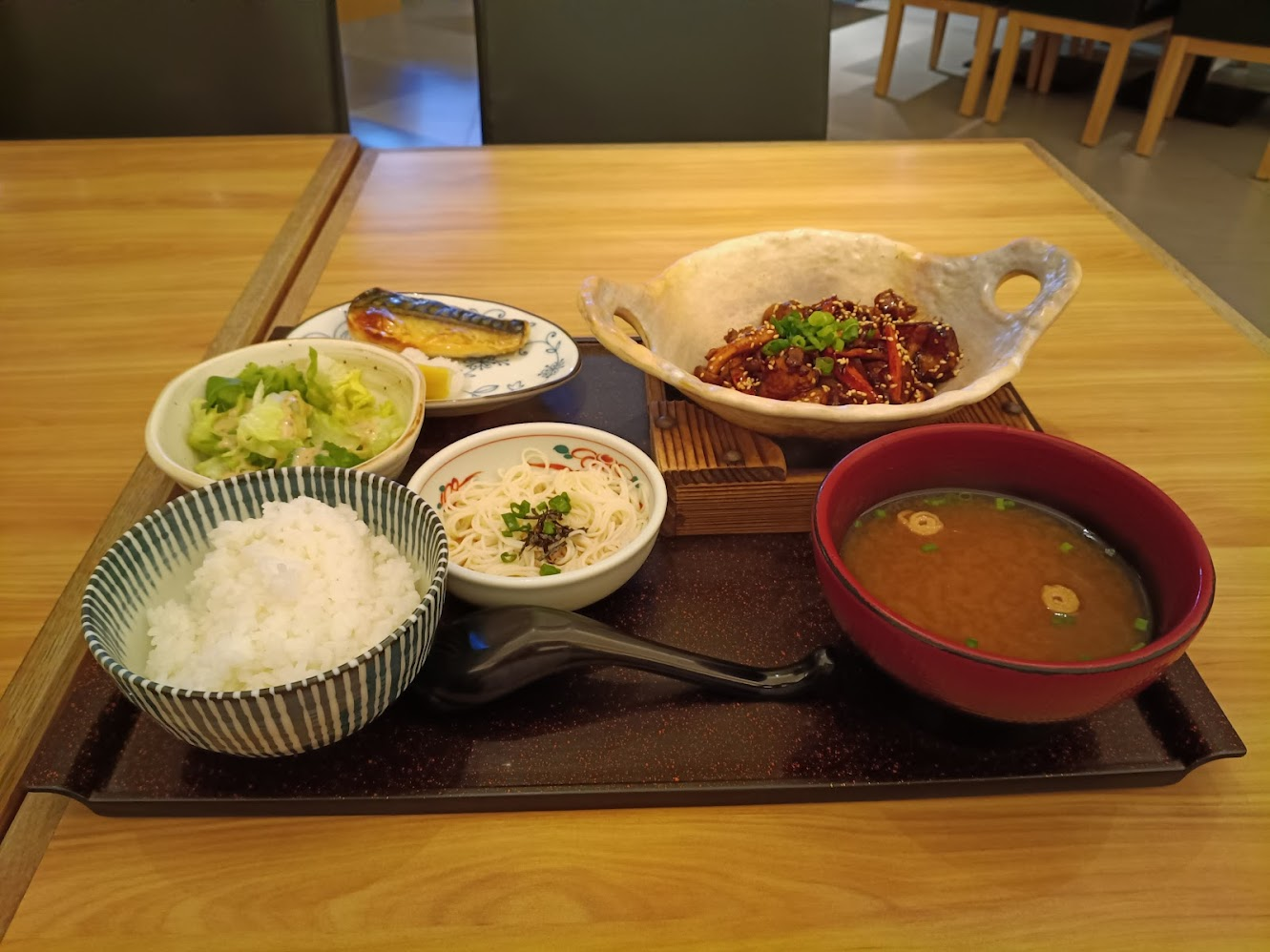 牛なす味噌とさば塩の定食全体
