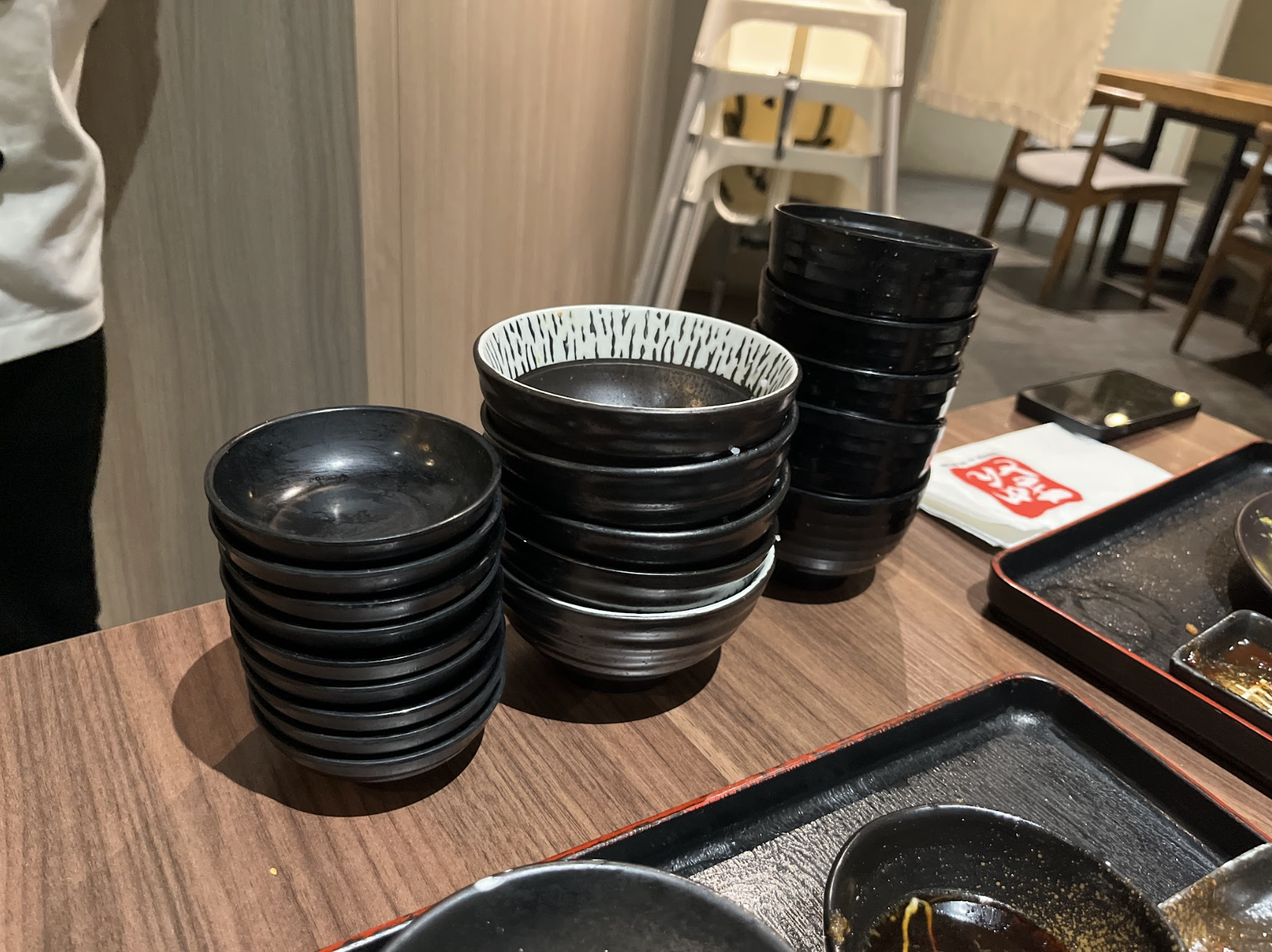 ご飯やお味噌汁をおかわりする様子
