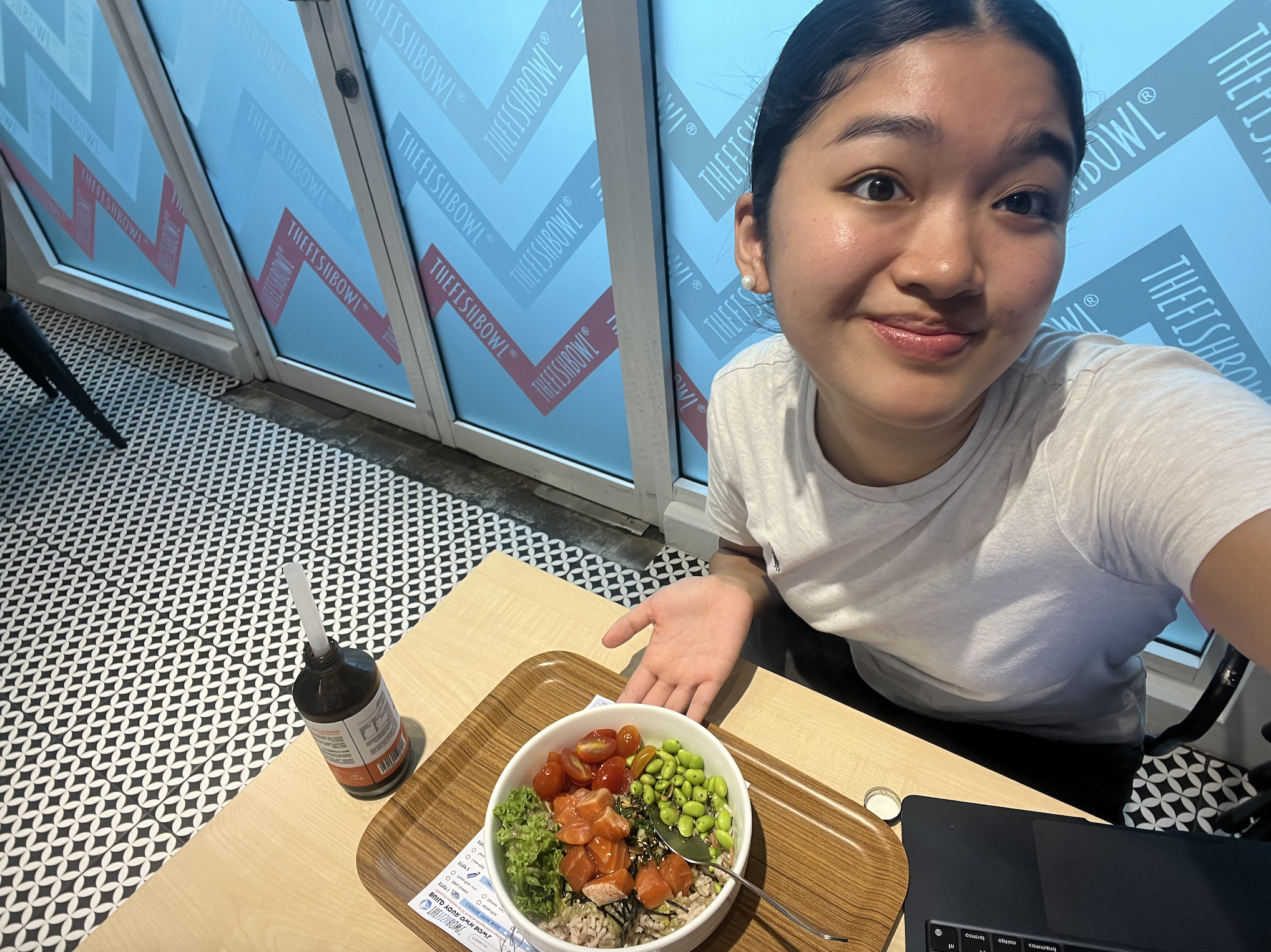 店内で作業をしている様子