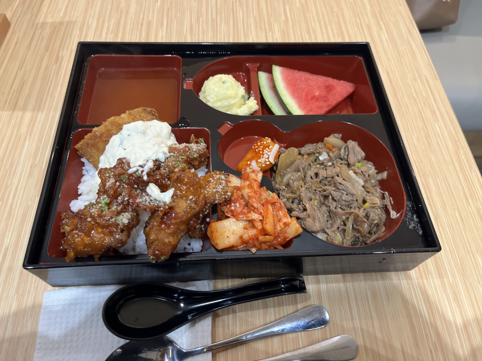 注文後あっという間に運ばれてくるおかず
