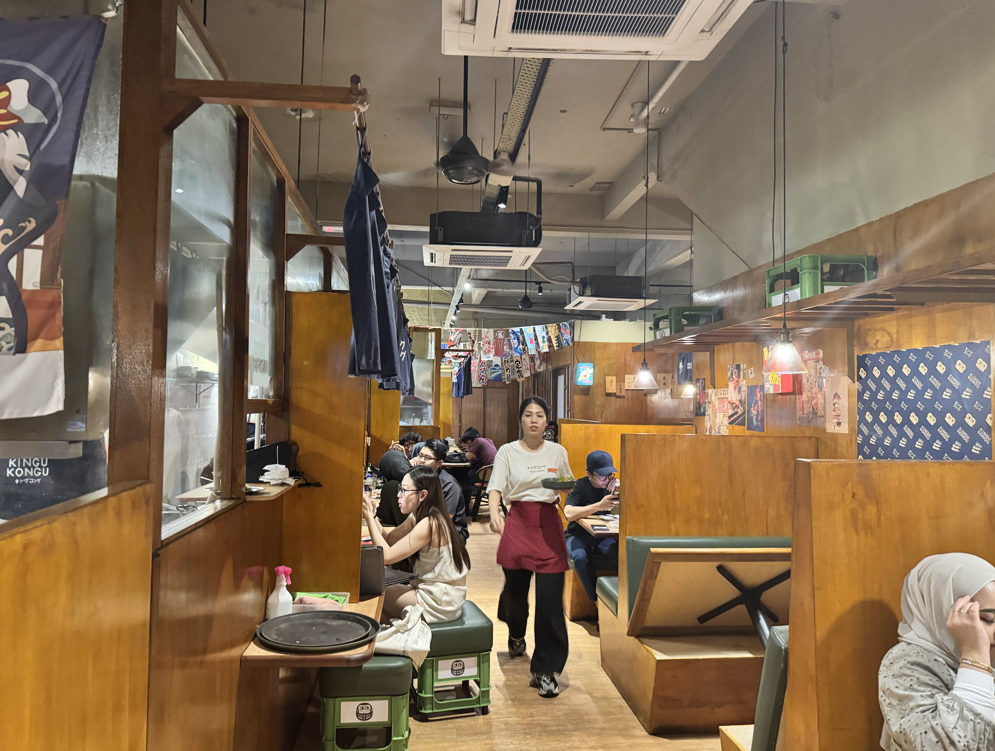 賑わう店内の様子