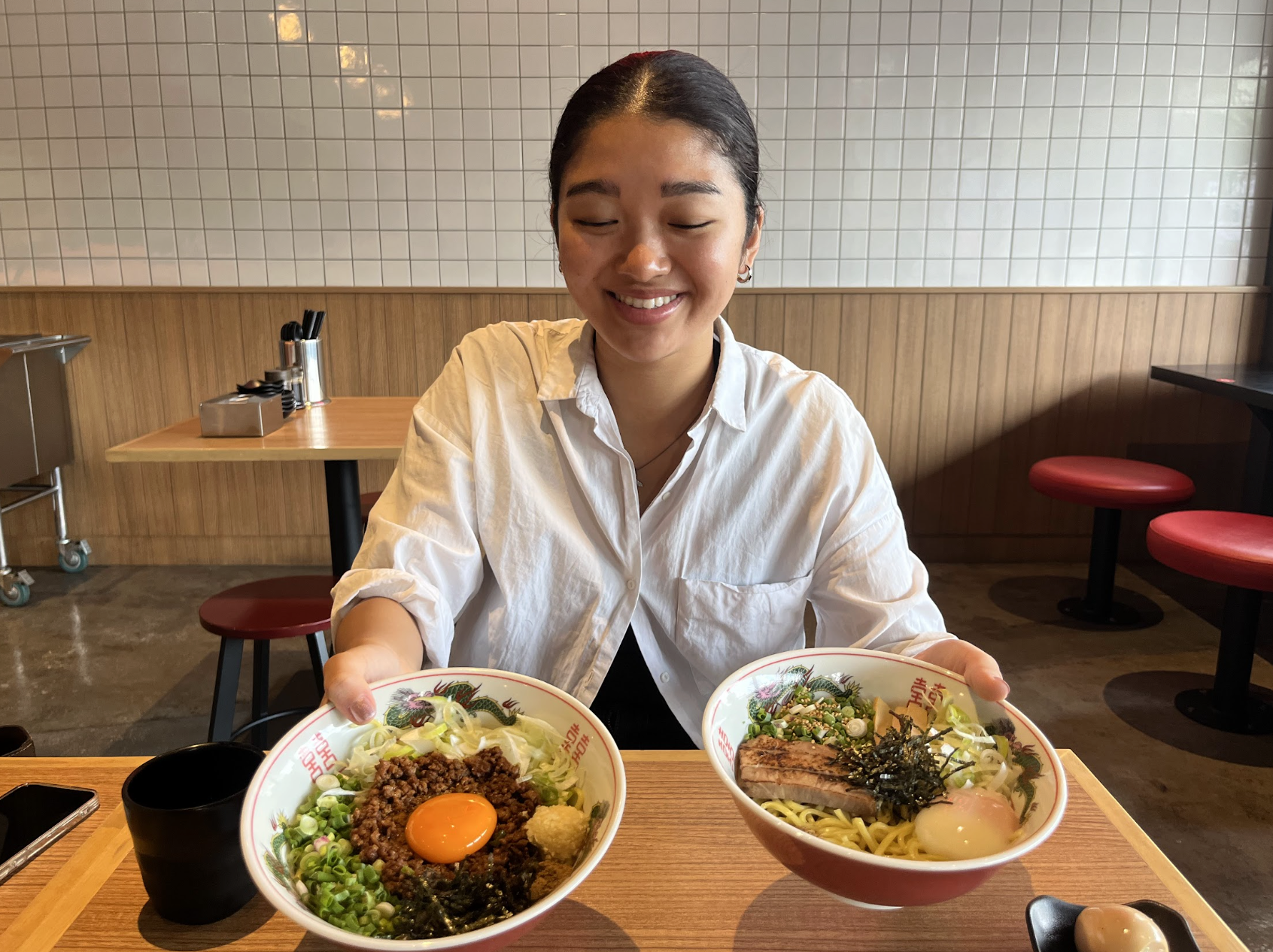 味変用の調味料が並ぶカウンター