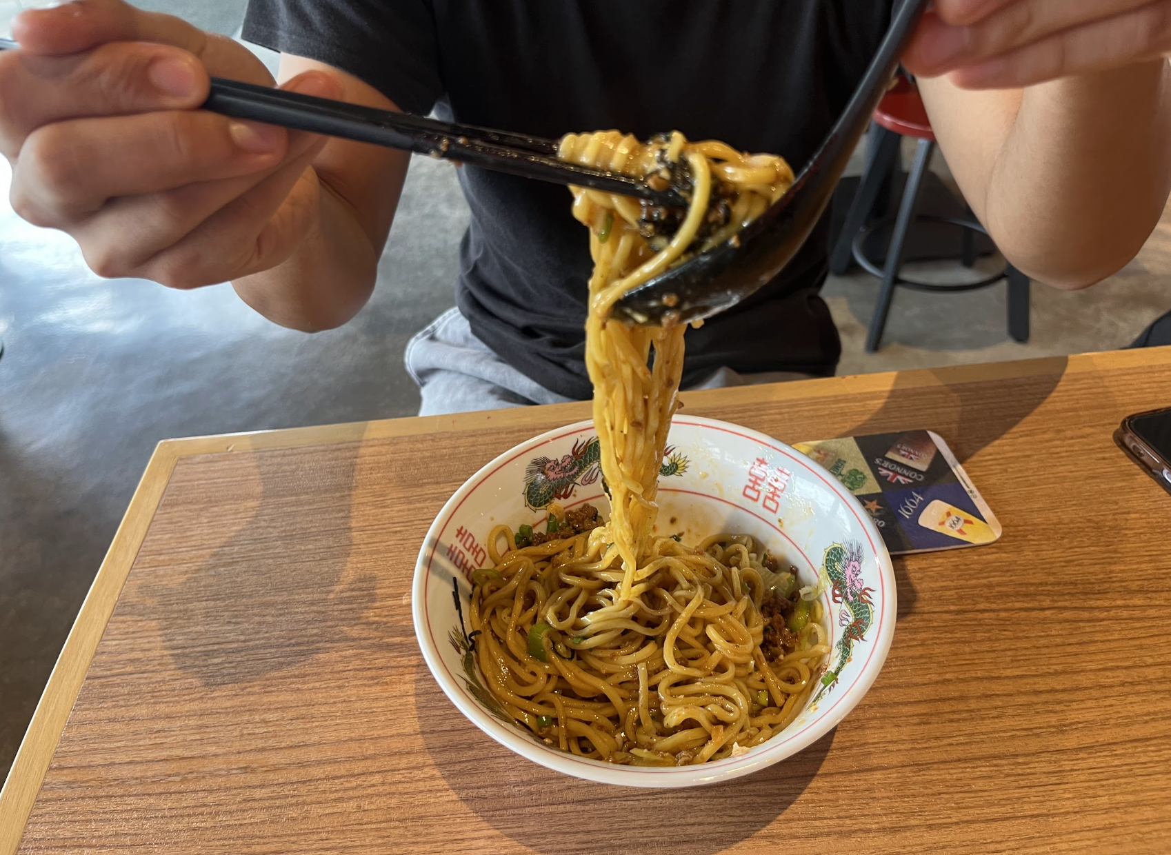 名古屋油そばとタレを混ぜる様子