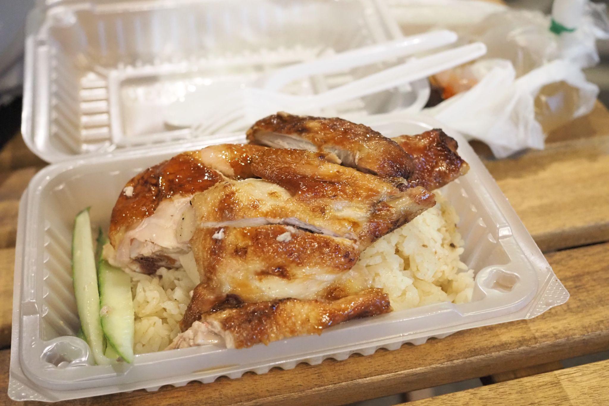 屋台でゲットしたチキンライス（Nasi Ayam）