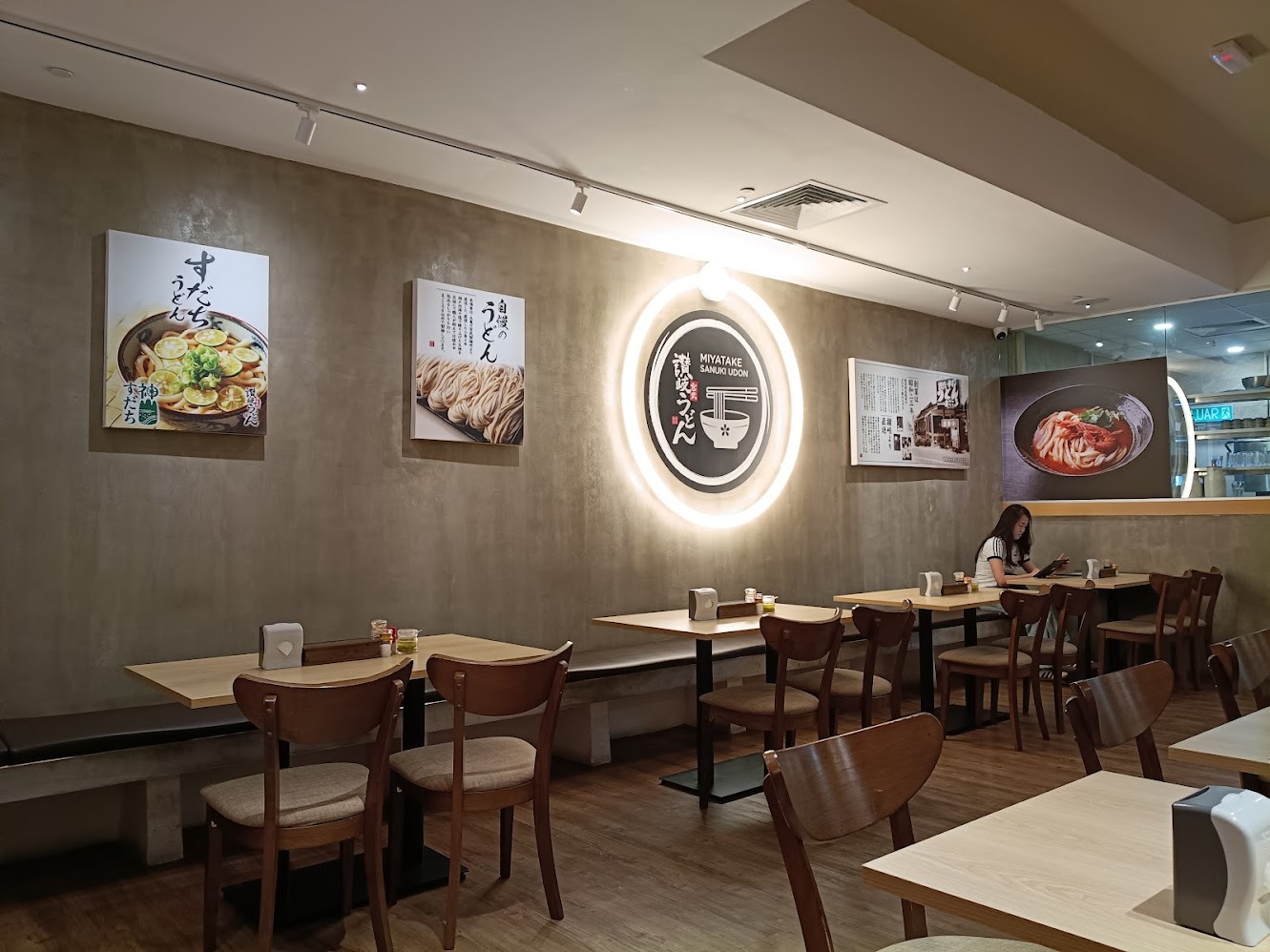 宮武讃岐うどんの店内と厨房の様子