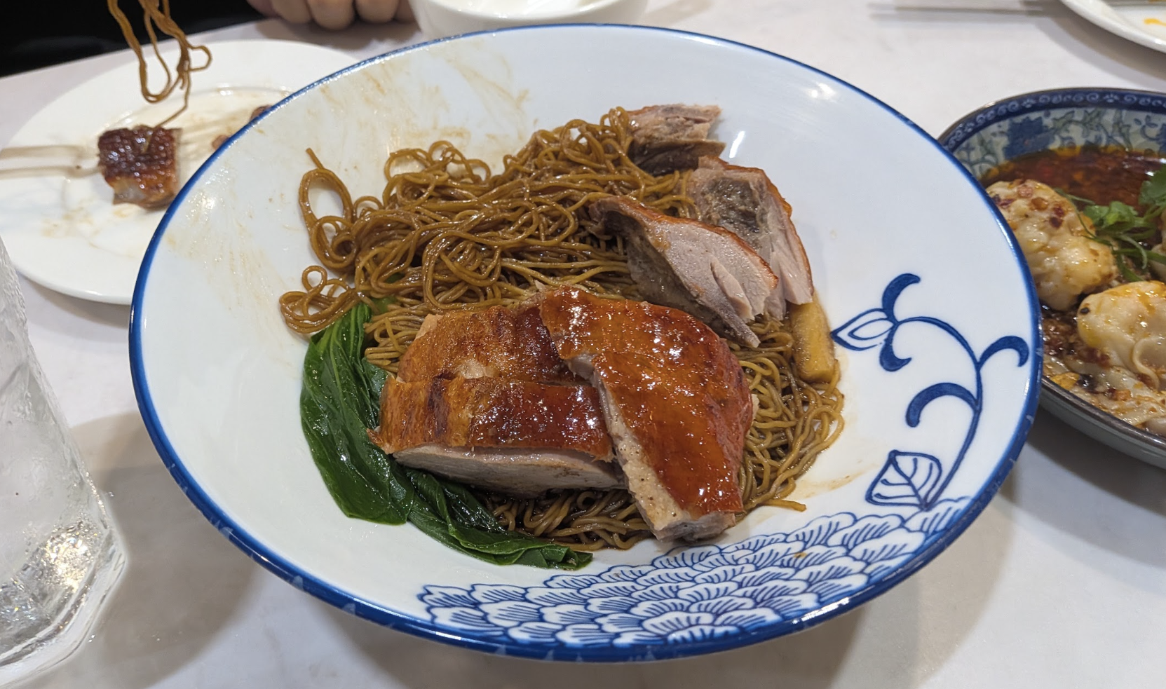 ジューシーなお肉が載った麺料理