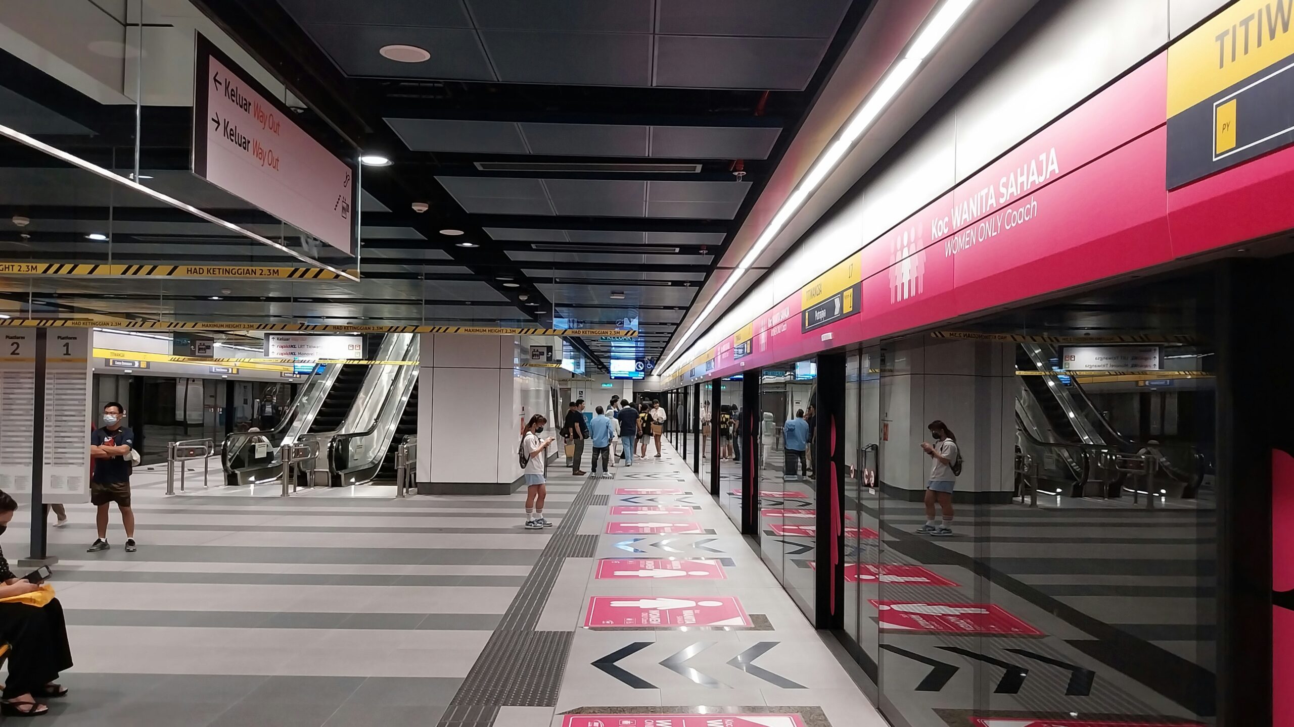 駅構内やエスカレーターでは、カバンを体の前で抱える